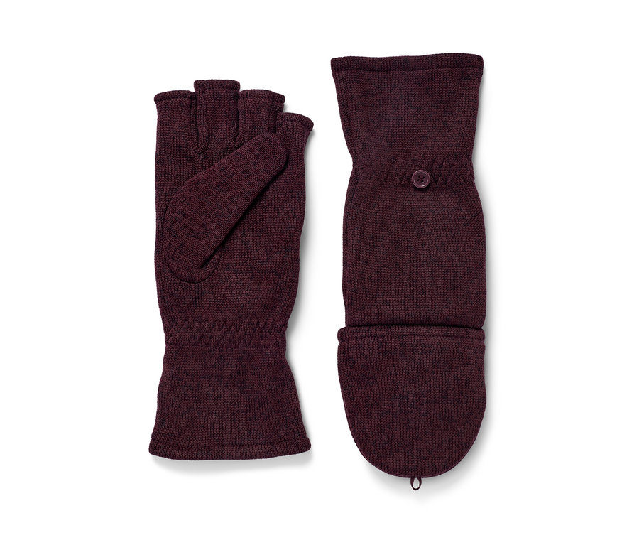 Két lehajtható kötött polárkesztyű fekszik egymás mellett.