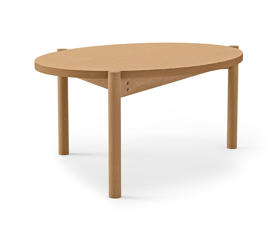 Világos fa ovális dohányzóasztal négy kerek lábbal.