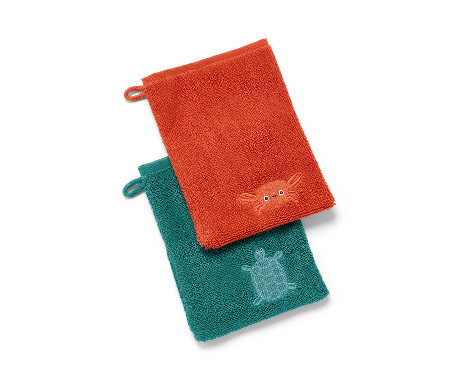 Két mosdókendő: egy narancssárga rákos és egy zöld teknős.