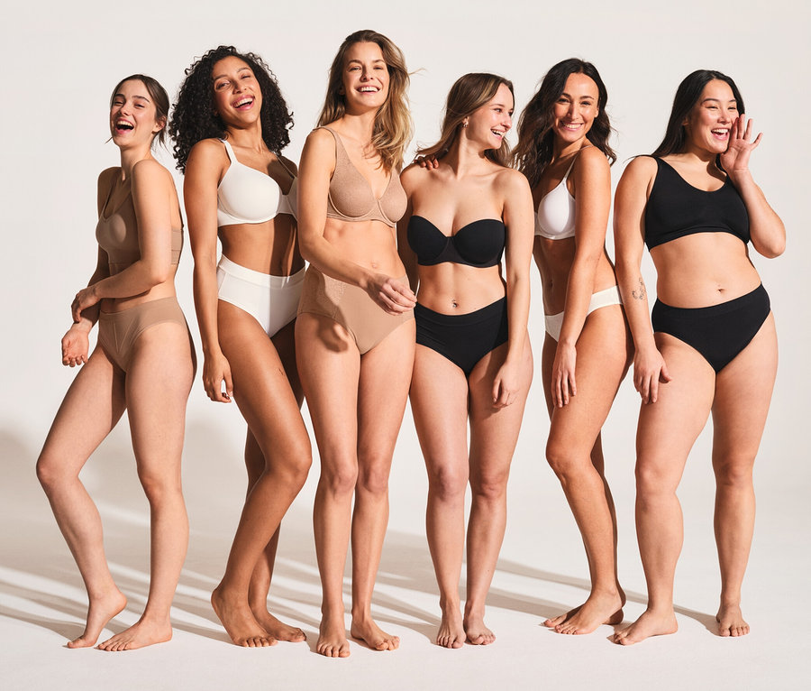 Hat mosolygó nő fehérneműben áll egymás mellett. A nők fekete és fehér 2 SCHIESSER bustier melltartót viselnek biopamuttal.