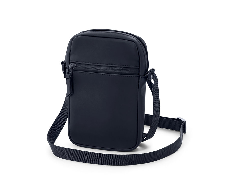 Egy sötétkék vízhatlan oldaltáska fehér háttérrel.