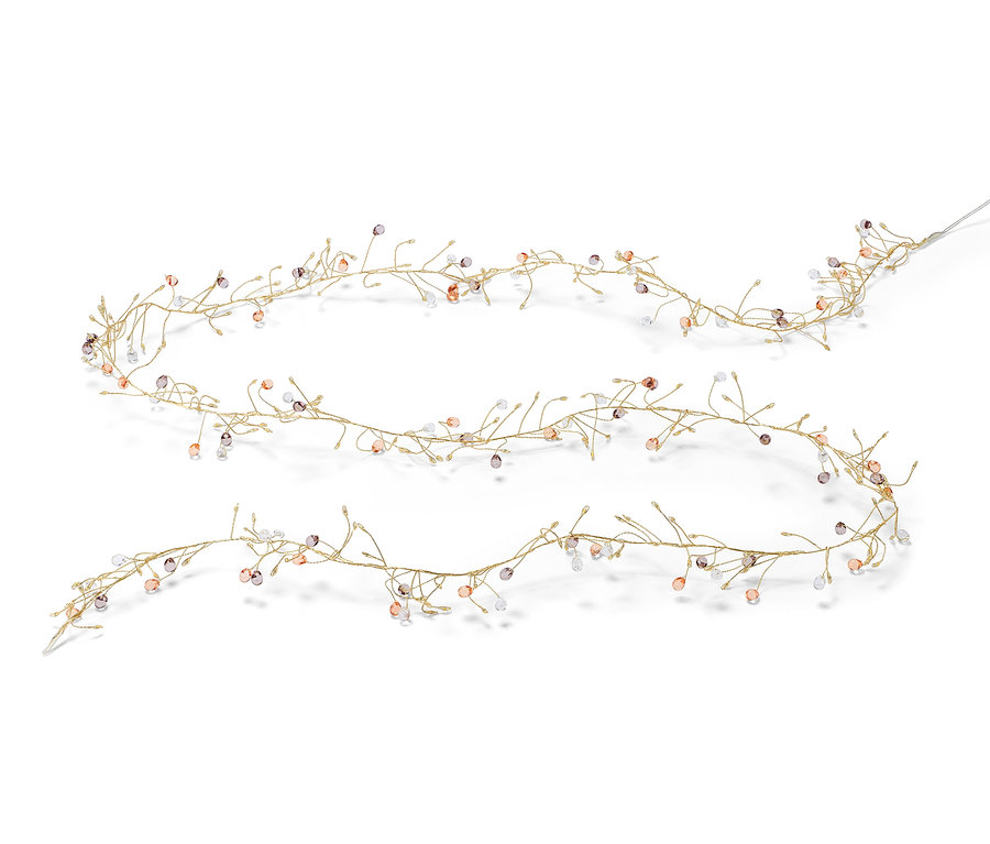 Egy LED-es girland fekszik fehér háttéren.