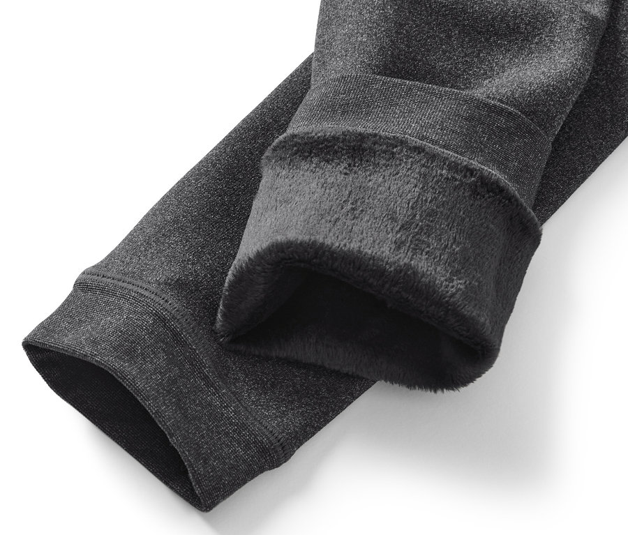 Egy szürke, plüssbélésű női leggings részletfotója.