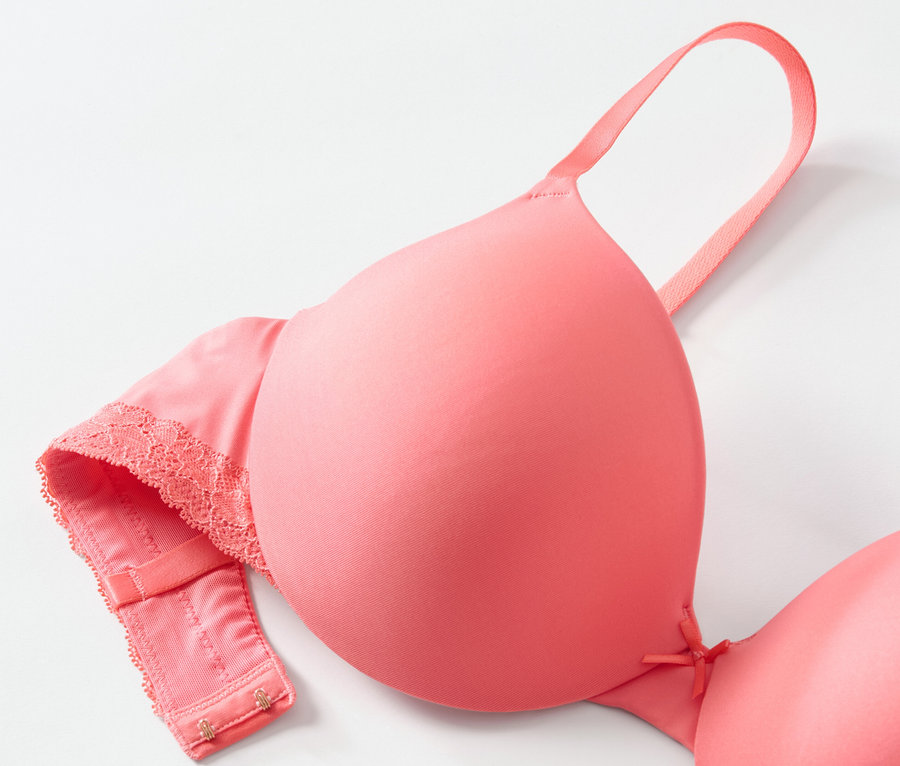 Papaya színű női kosaras melltartó részlete fehér háttérrel.