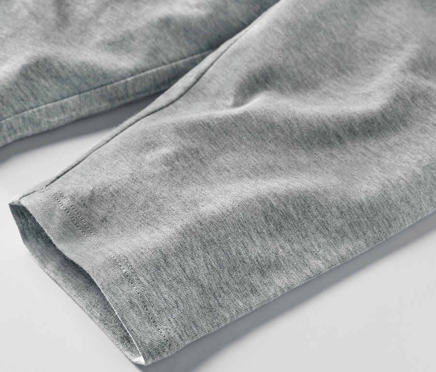 Szürke, 3/4-es gyermek leggings közelről.