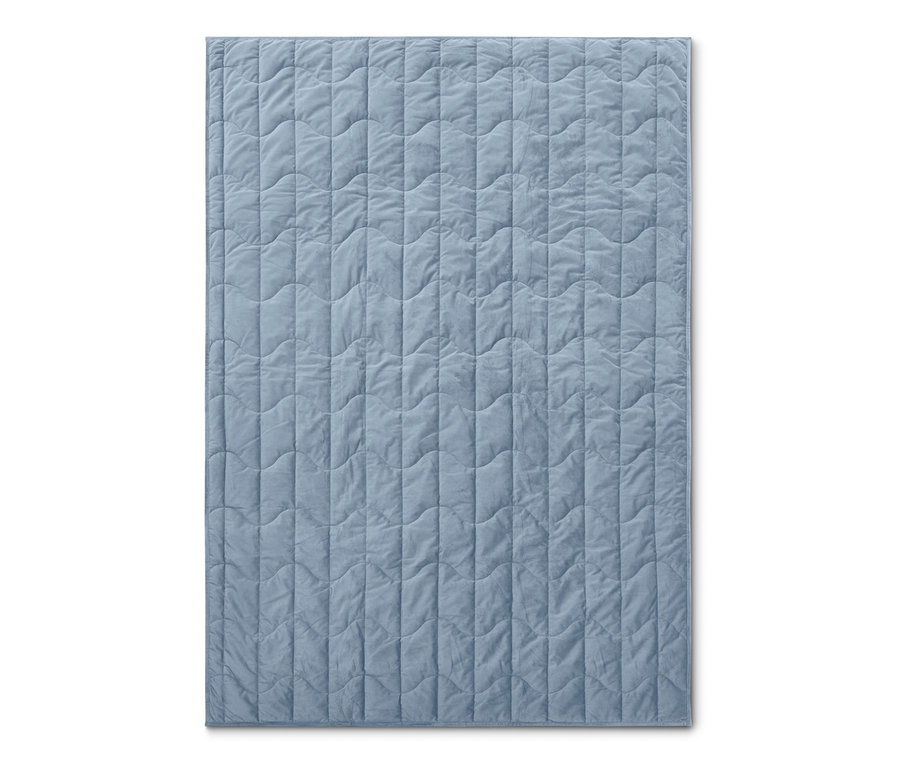 Egy kék lazító hatású, 8 kg-os és 6 kg-os súlyozott takaró.