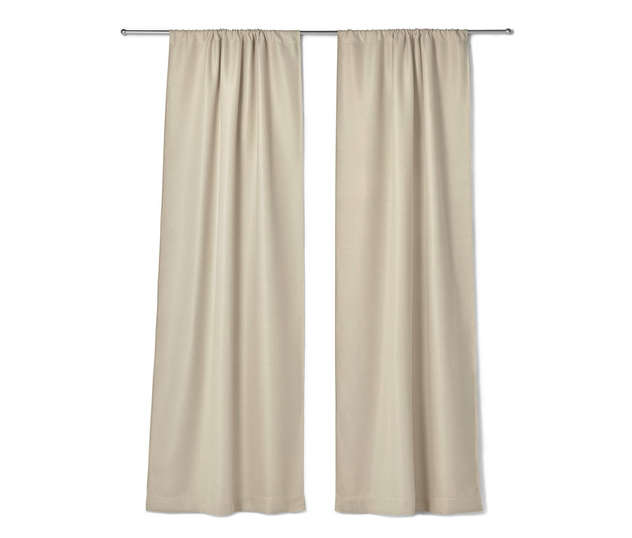 Két bézs színű sötétítő függöny lóg egy fémrúdon.
