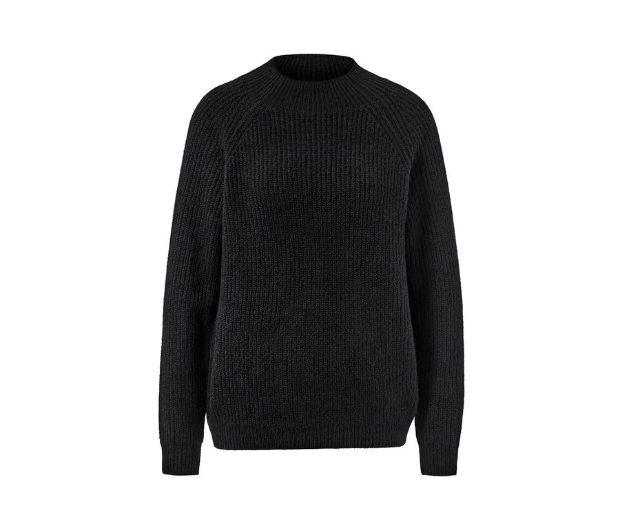 Fekete, laza kötésű pulóver állógallérral.