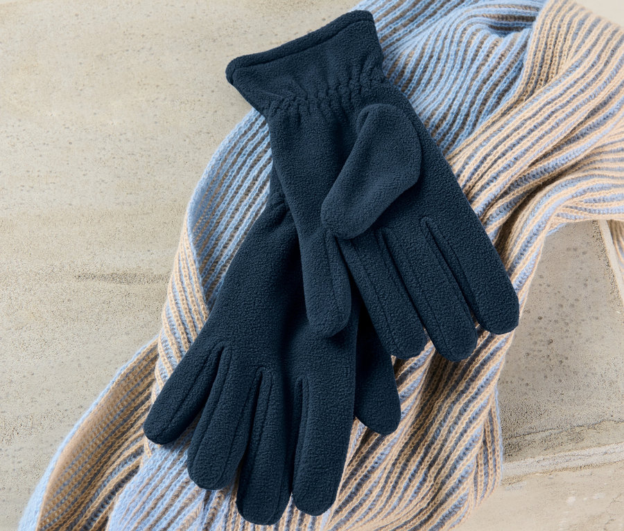 Egy pár polárkesztyű egy sálon.