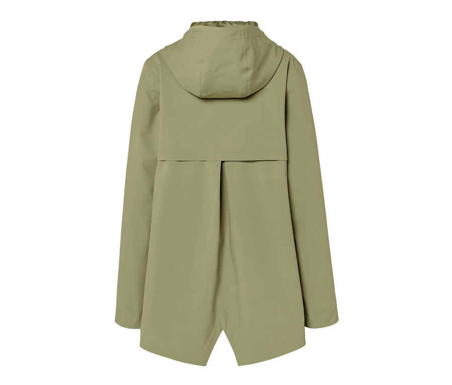 Hátulnézet egy olívazöld esőkabátról kapucnival.