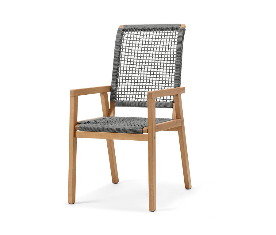 Egy kerti szék textilhálóval, fehér háttérrel.