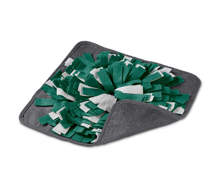 Szimatszőnyeg kutyáknak, zöld-fehér rojtokkal, szürke alapon.