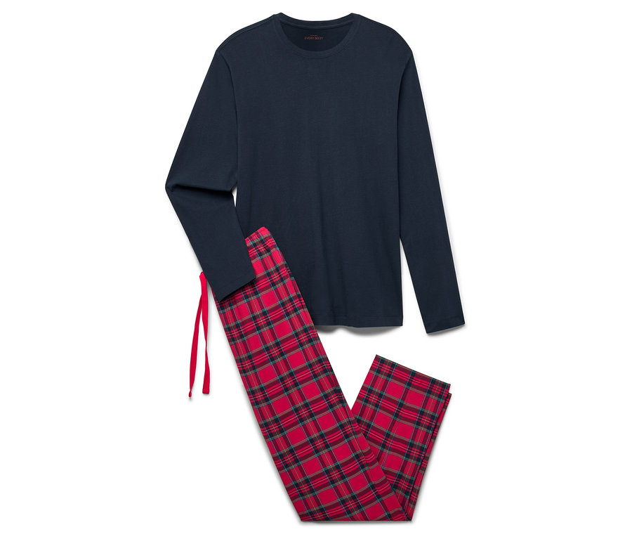 Sötétkék, hosszú ujjú hálóing és piros kockás pizsamanadrág.