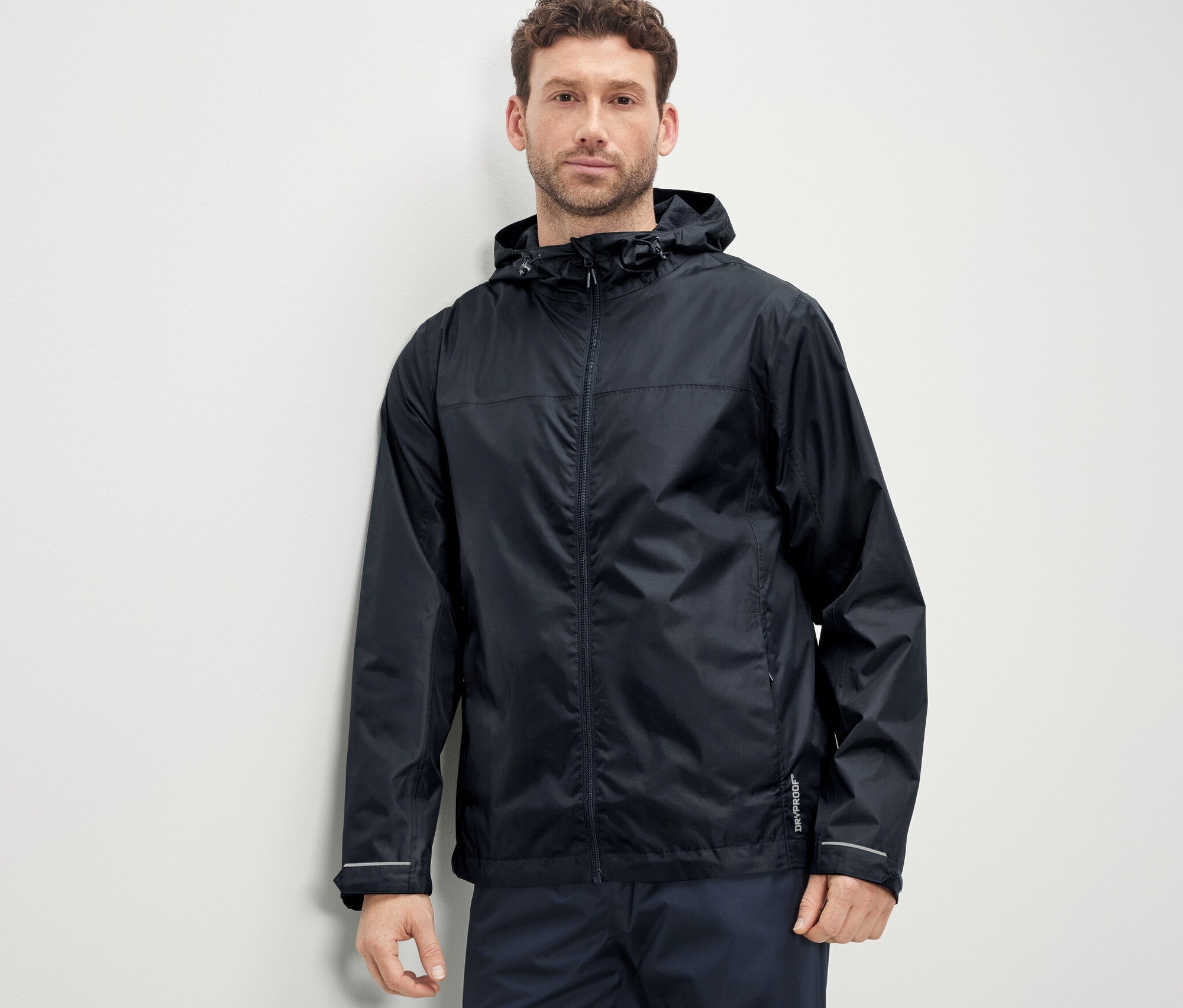 Férfi visel egy unisex esőkabátot.