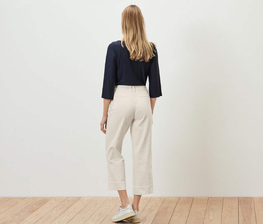 Hátulról látható nő bőszárú farmernadrágot visel – »Cara«.