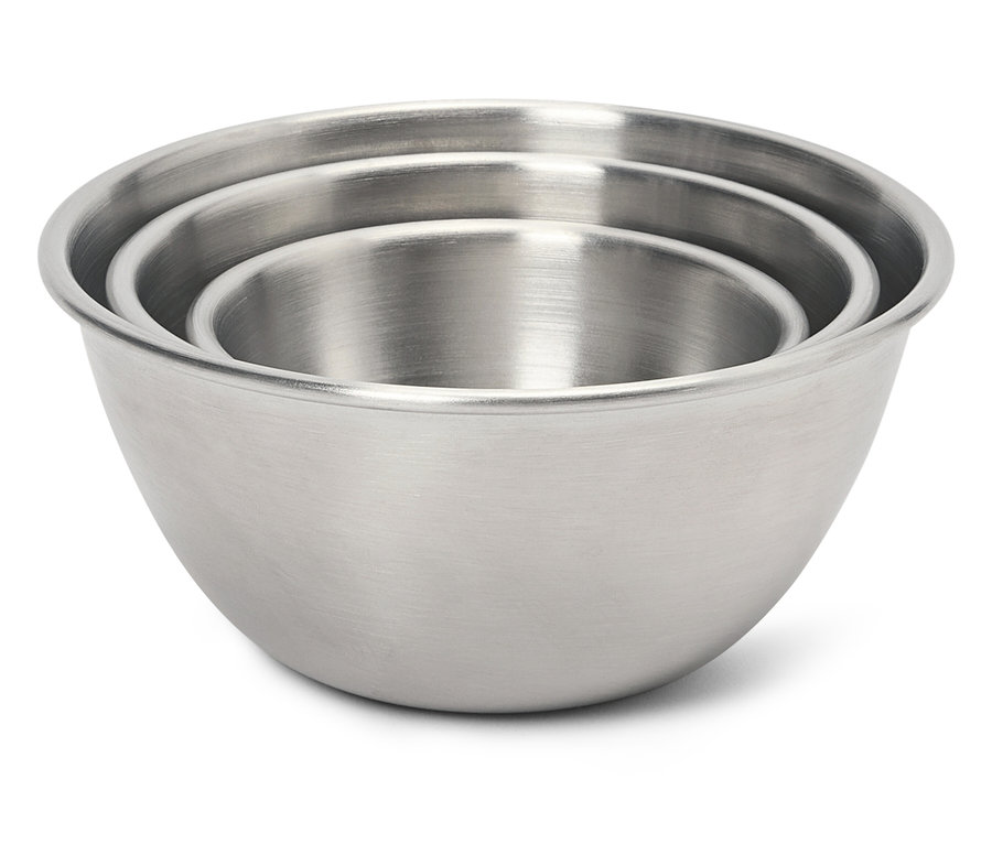 Három egymásba helyezett rozsdamentes acél tál.