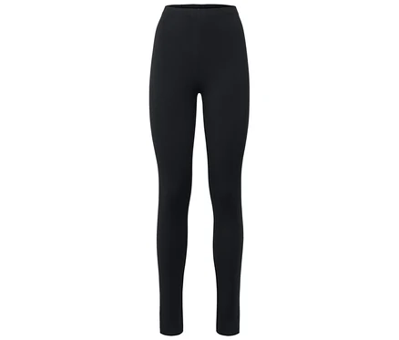 Fekete leggings fehér háttéren.