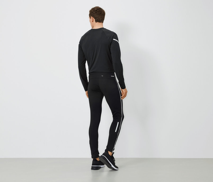 Hátulról látható férfi fekete sportruházatban.