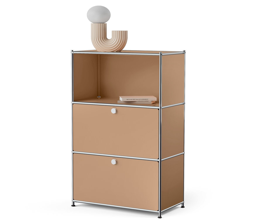 Háromszintes szekrény nyitott felső polccal és két homokszínű fiókkal.