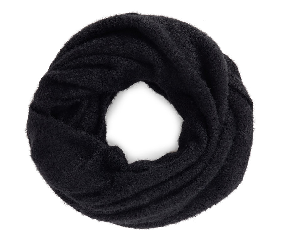 Fekete kötött végtelenített sál fehér háttérrel.