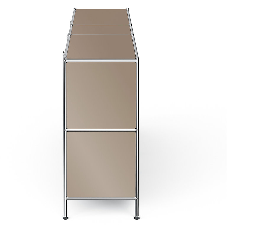 Bézs szekrény ezüst kerettel, fehér háttérrel.