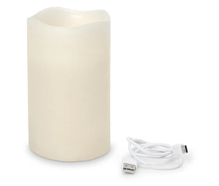 Fehér, hengeres gyertya és USB töltőkábel fehér háttérrel.