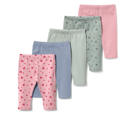 Öt leggings különböző színekben, köztük rózsaszín piros szívekkel, kék, világoszöld szívekkel és egyszínű rózsaszín.