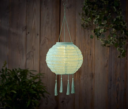 Egy függő LED-es kültéri lampion.