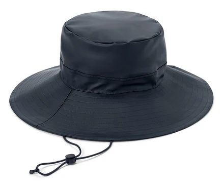 Sötétkék, széles karimájú kalap zsinórral, fehér háttér előtt.