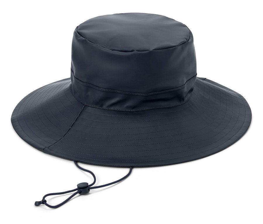 Sötétkék, széles karimájú kalap zsinórral, fehér háttér előtt.