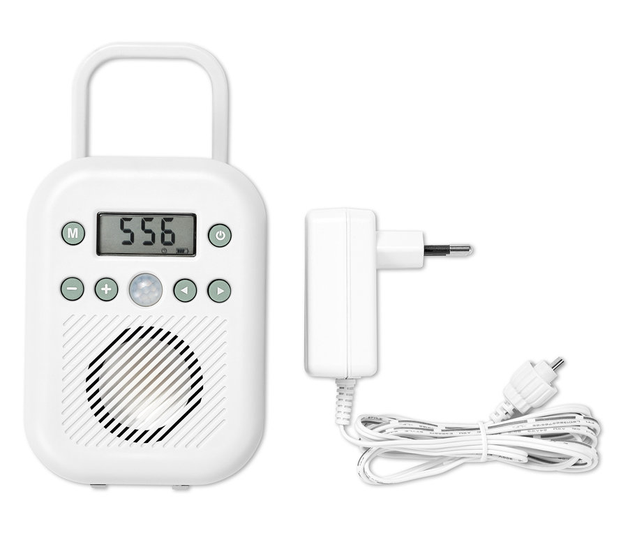 Fehér fürdőszobai rádió digitális kijelzővel és töltő adapterrel.