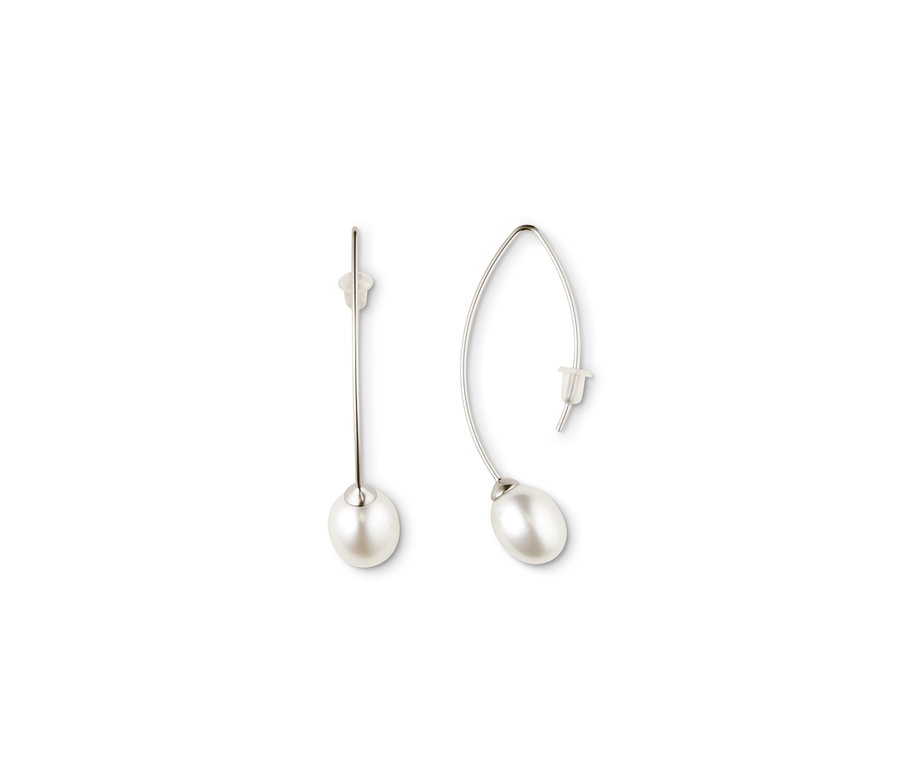 Két ezüst fülbevaló kagylógyönggyel fehér háttéren.