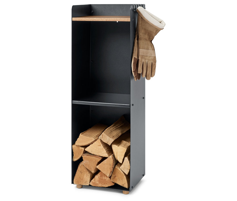 Fekete polc fával és kesztyűkkel.