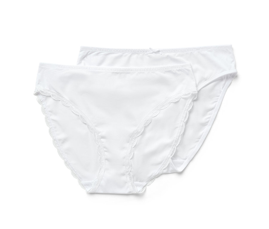 Két fehér női alsó.