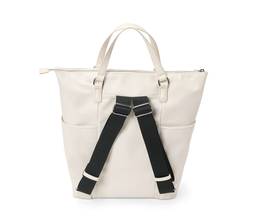 Krémszínű vászon hátizsák fekete pántokkal.