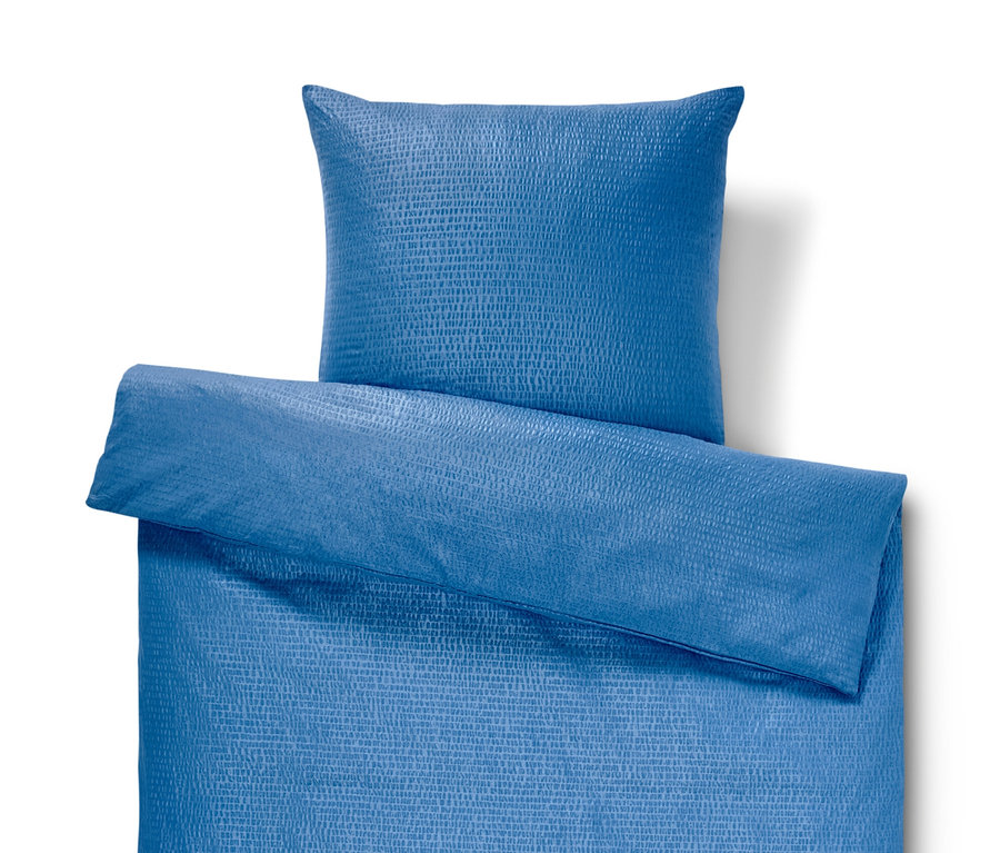 Kék, normál méretű krepp ágyneműgarnitúra párnával.