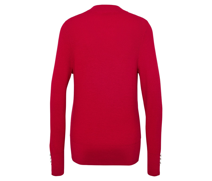 Egy piros pulóver hátuljának részlete.