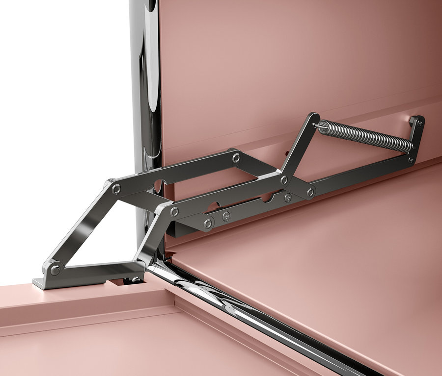 Egy fedélnyitó mechanizmus részlete egy bútor belsejében, rózsaszín felületekkel.