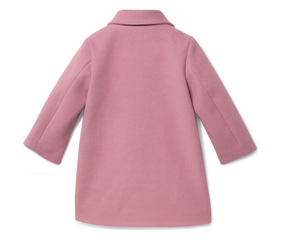 Részlet egy rózsaszín, galléros kabát hátuljáról.