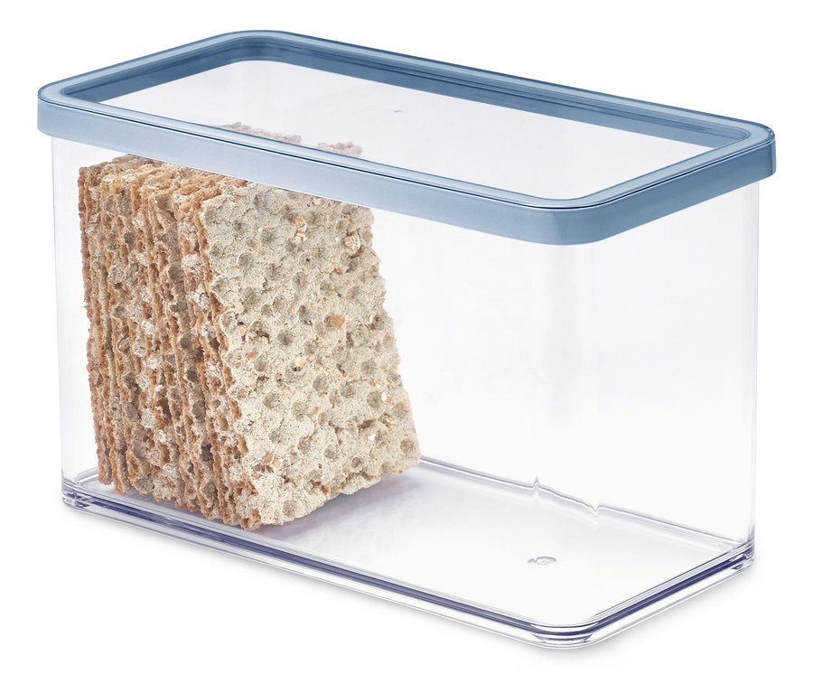 Egy csomag ropogós kenyér egy átlátszó műanyag tartályban, kék fedővel.