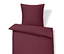 Bordó ágynemű párnával és paplannal.
