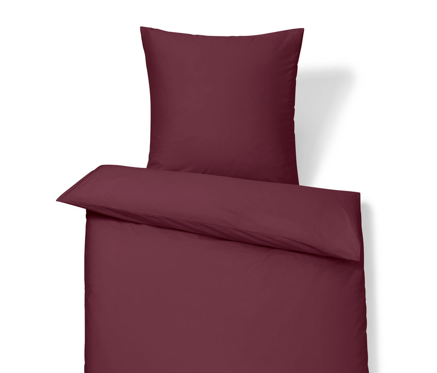 Bordó ágynemű párnával és paplannal.