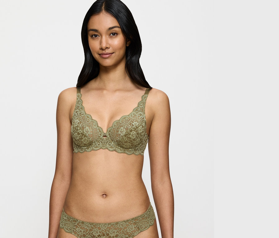 Nő visel olíva színű csipkés melltartót és alsót.