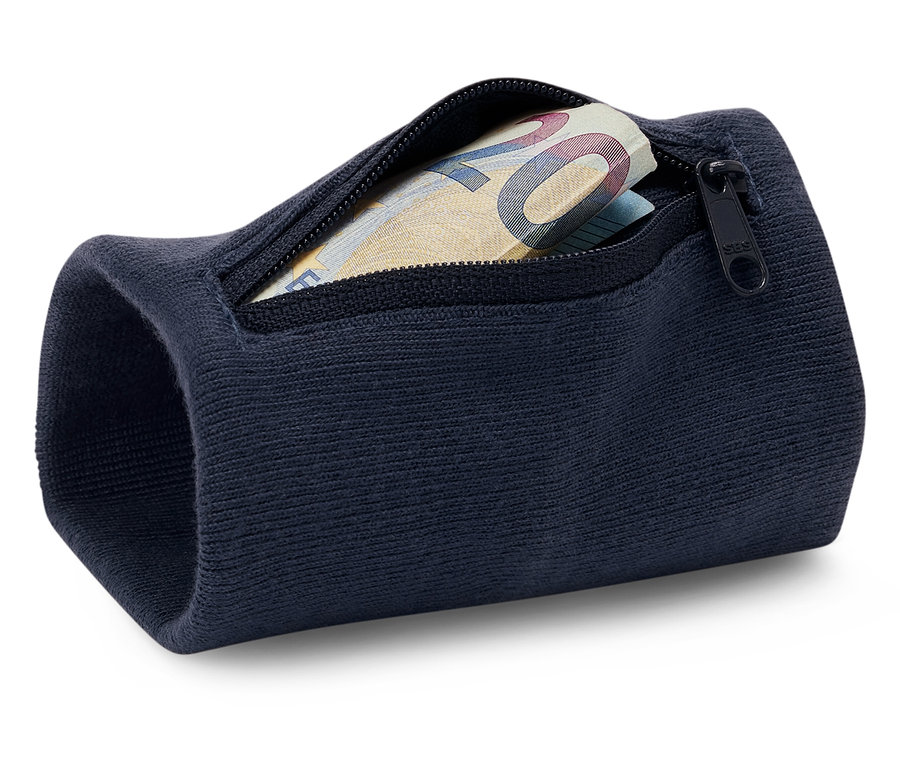 Sötétkék csuklópánt cipzáras zsebbel, amelyben bankjegyek láthatók.