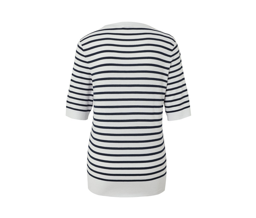 Csíkos, finom kötésű, tengerészkék pulóver.