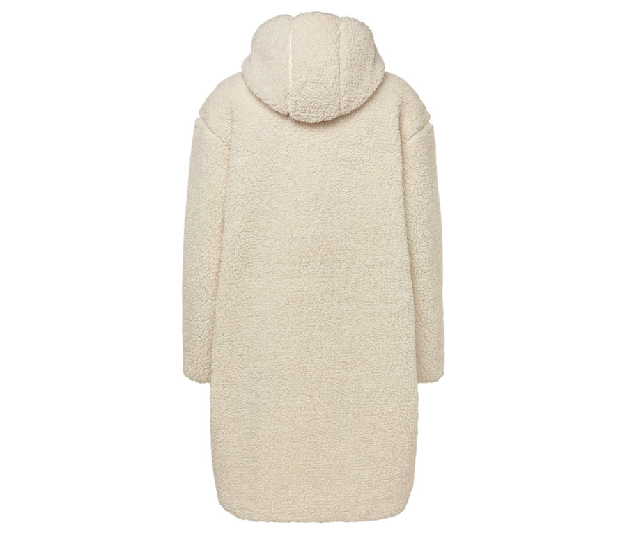 Hátulnézet egy krémszínű, kapucnis műszőrme kabátról.