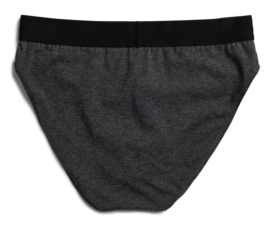 Egy szürke női bugyi részlete fekete derékpánttal, fehér háttéren.