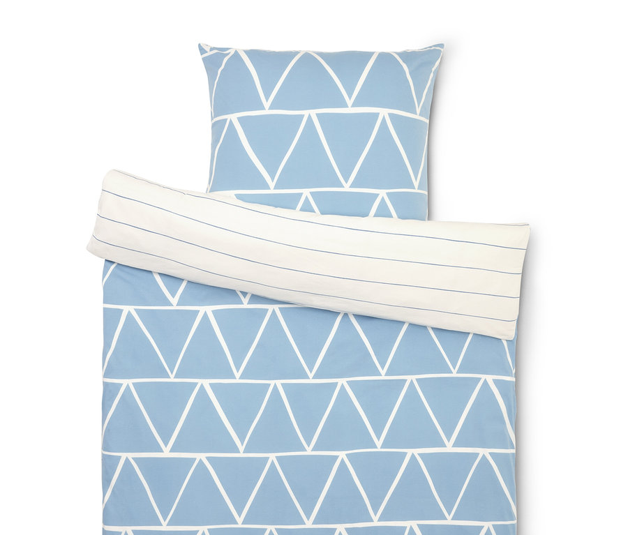 Ágyneműgarnitúra kék háromszög mintával és csíkos párnahuzattal.