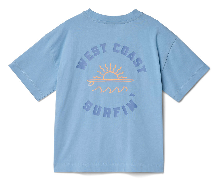 Világoskék rövid ujjú gyerekpizsama felső, narancssárga „WEST COAST SURFIN'” felirattal, melyen nap, szörfdeszka és hullámok láthatók.