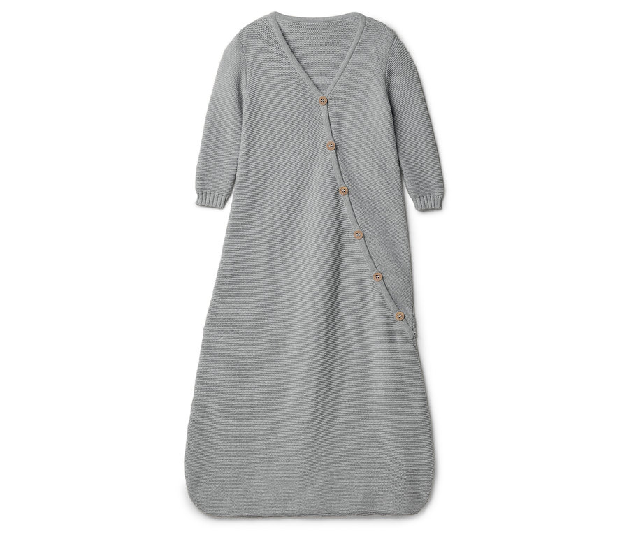 Szürke, kötött babahálózsák gombokkal fehér alapon.